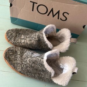 Woman’s TOMS slippers size 10 (worn 2x)
